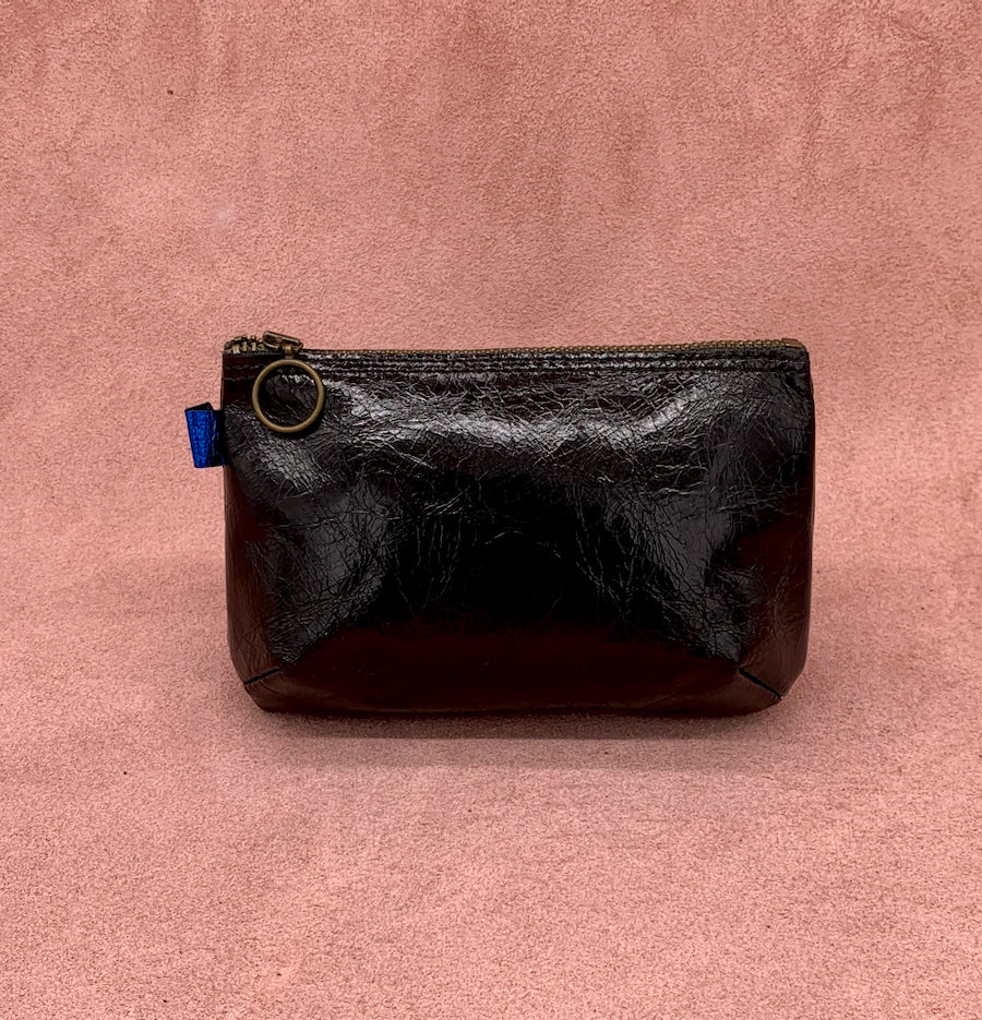 Soft leather purse in shiny black.