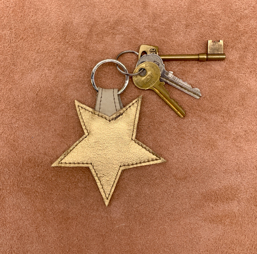 Leather star kering in gold.